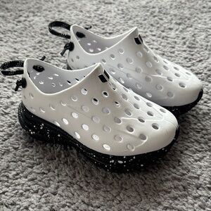 KANE Revive Kids White and Black Slip-On Shoes - 8C